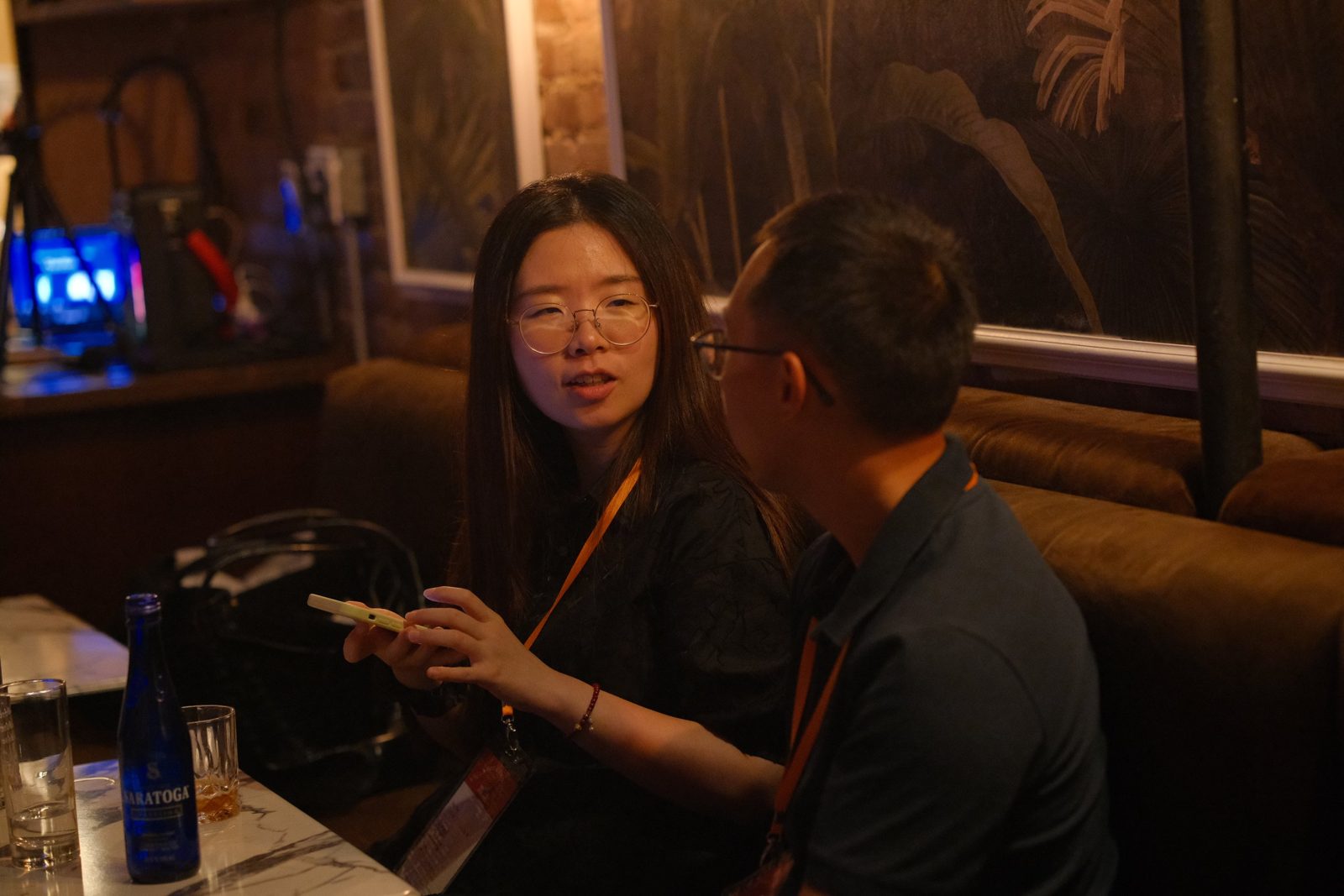 Two guests talking on the banquette